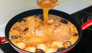 冬天必吃「薑母鴨」鮮味蝦黃湯頭，鴨肉鮮嫩不柴，濃郁薑香最暖胃！